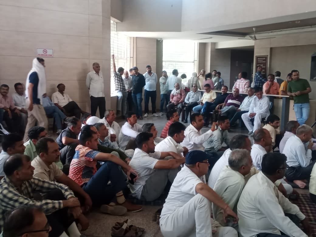 UP: Teachers upset over non-transfer of NPS funds; Secondary Teachers' Association targets officials.