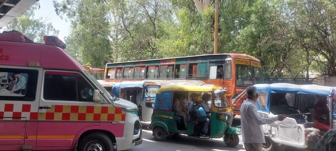The bus drivers' arbitrariness caused an hour-long traffic jam on the highway.