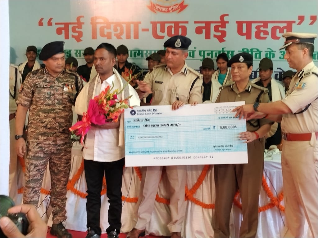 Naxalites return to the mainstream, 27 militants surrender before the DGP.