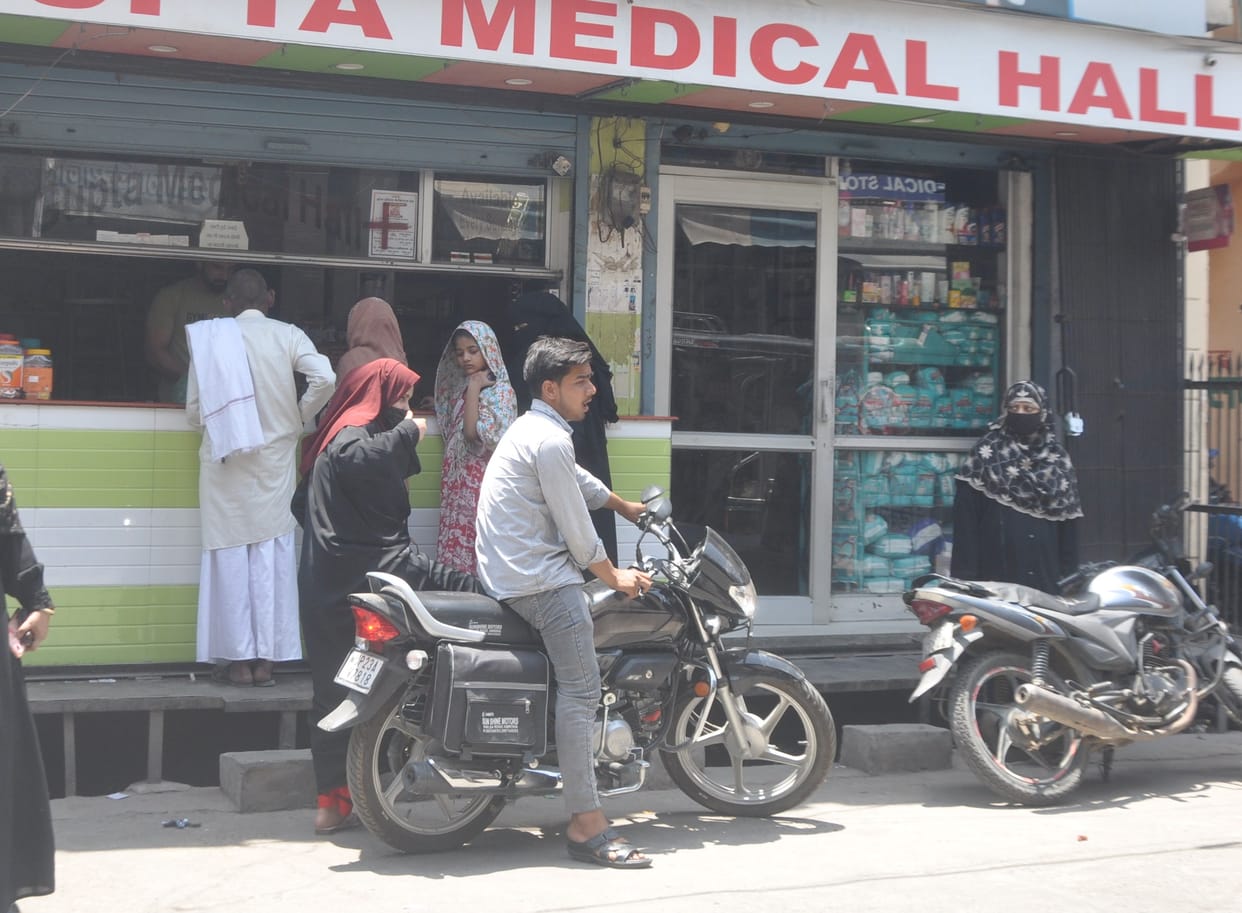 Protests against online drug sales had no effect in Amroha, all medical stores remained open