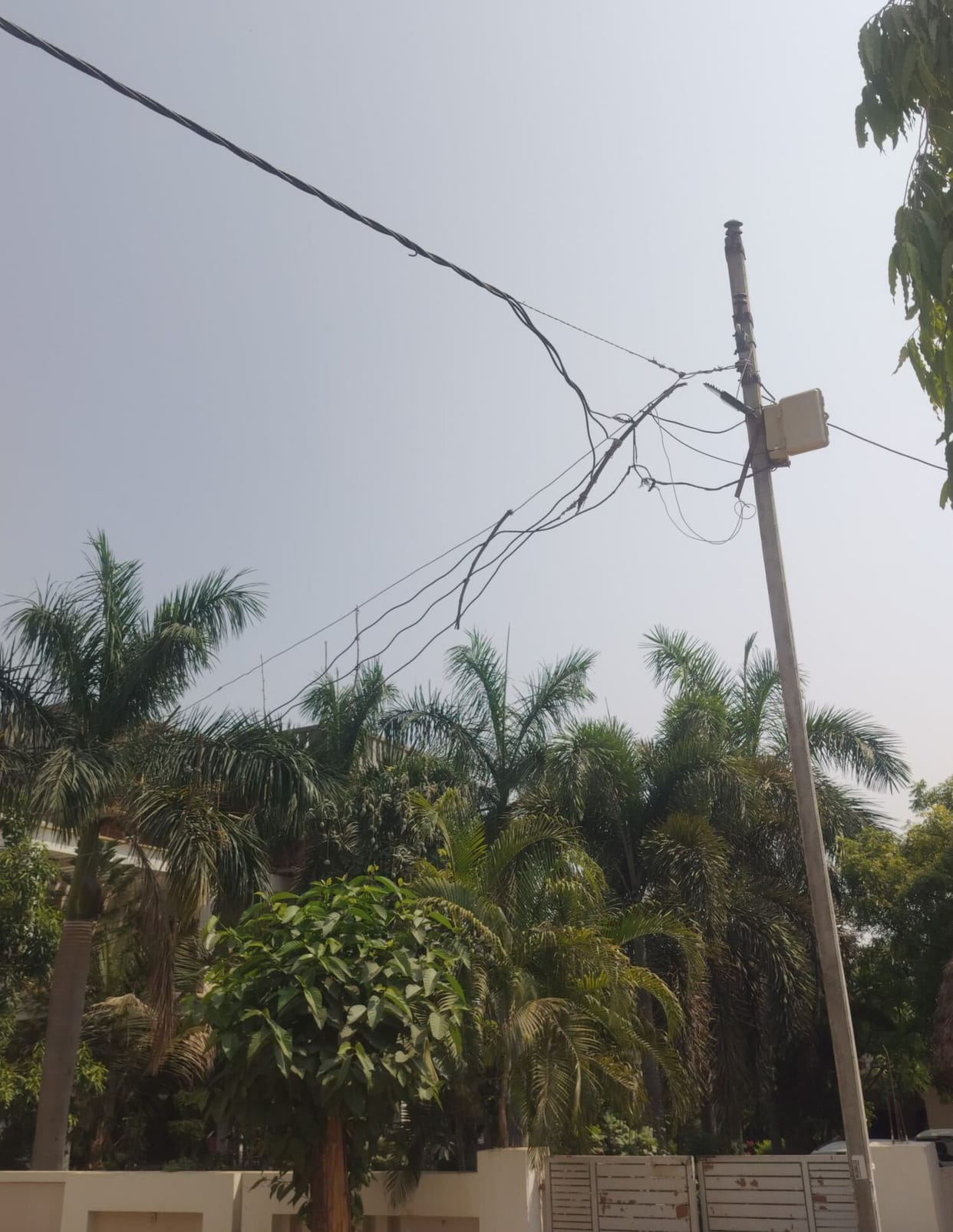 Power failure in the scorching heat, people in a panic