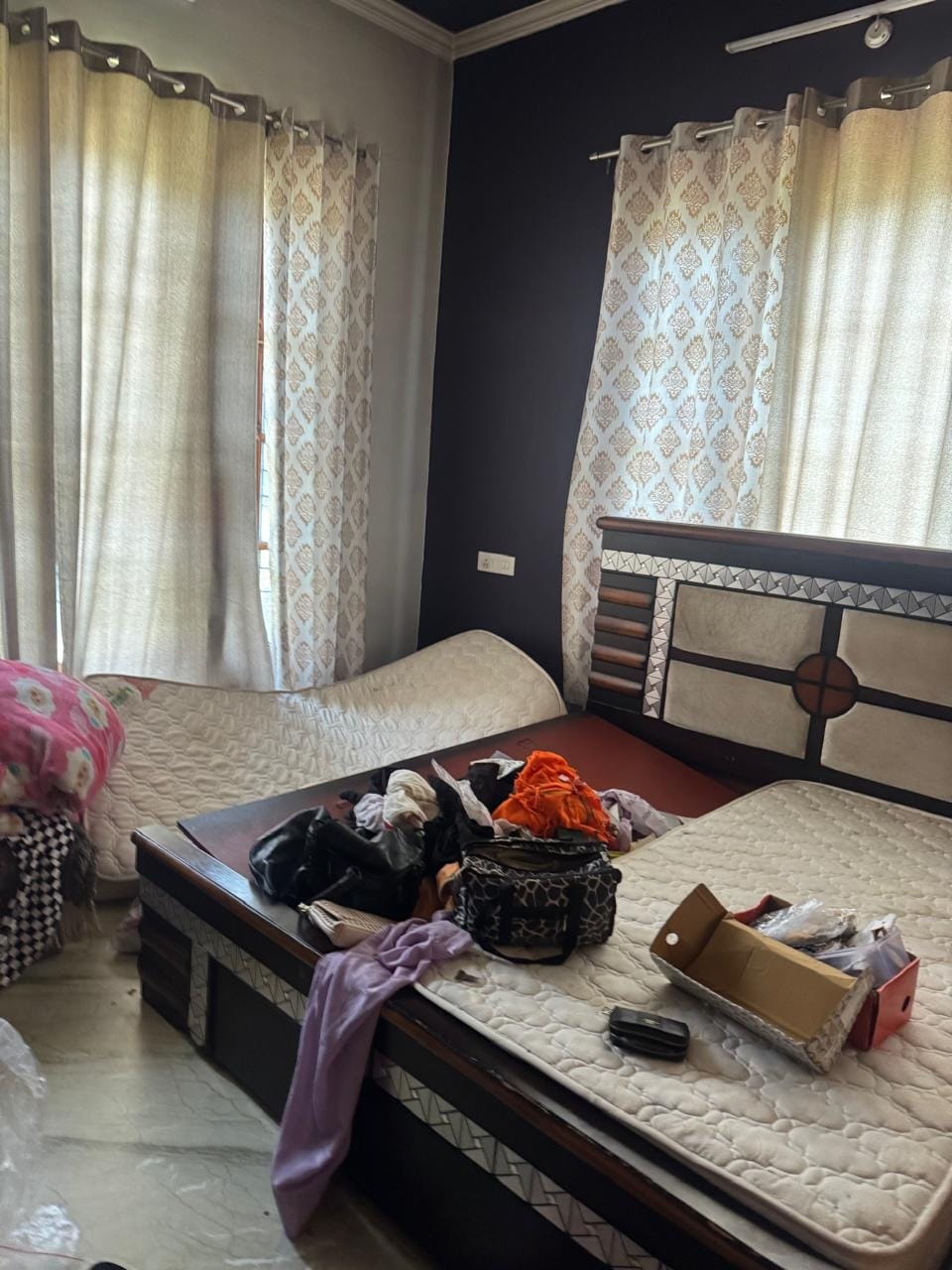 Jewellery worth lakhs stolen from house in Shadabai