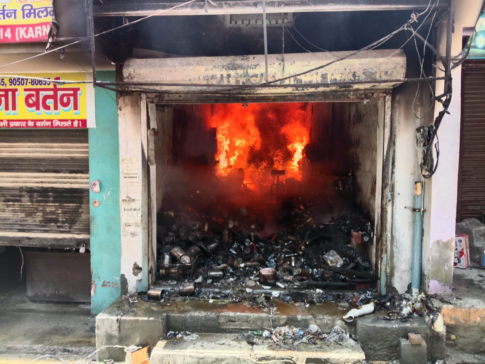 बर्तन की दुकान में लगी आग संवाद