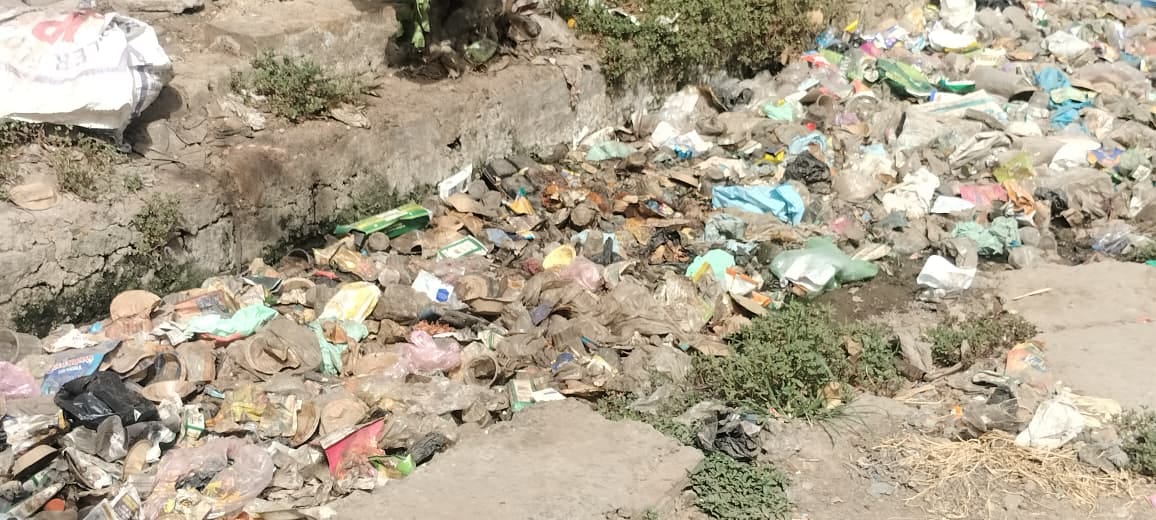 बस स्टैंड पर पॉलिथिन व कचरे से अटा नाला। संवाद