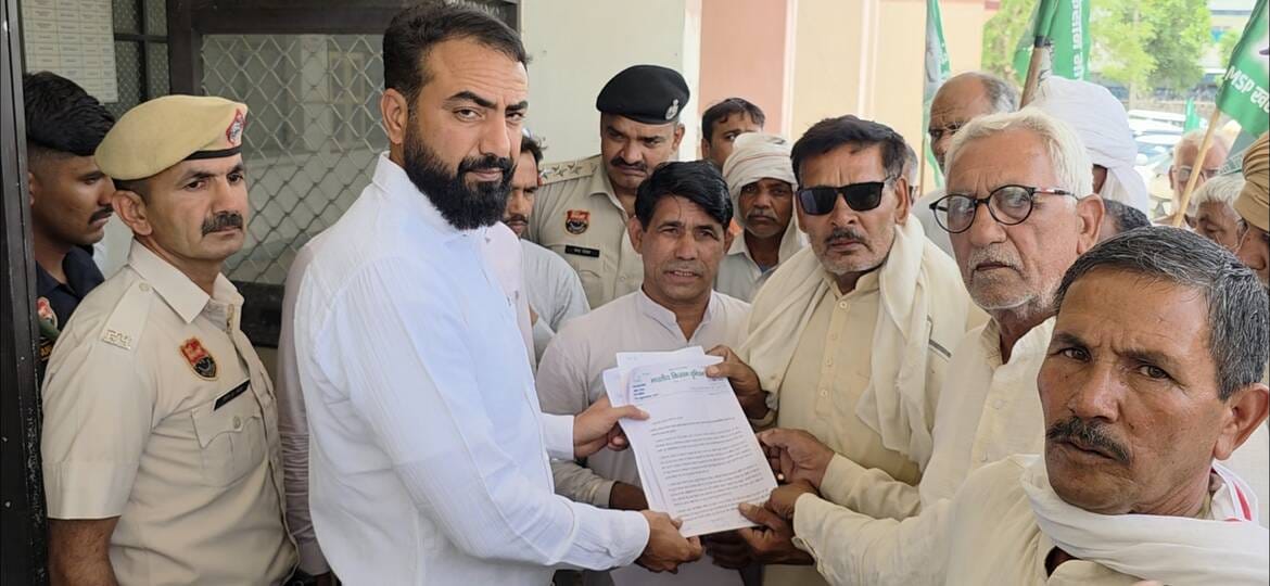 Farmers demonstrated for their demands and submitted a memorandum to the SDM