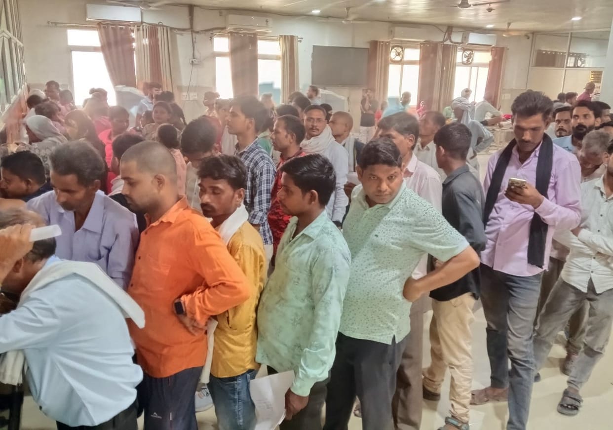 Crowds at the prescription counter, patients are exhausted in the heat