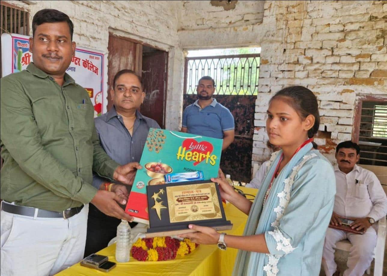 फोटो-11- छात्रा को पुरस्कृत करते बीडीओ पंकज गौतम व पीएचसी प्रभारी पंकज पांडेय। संवाद