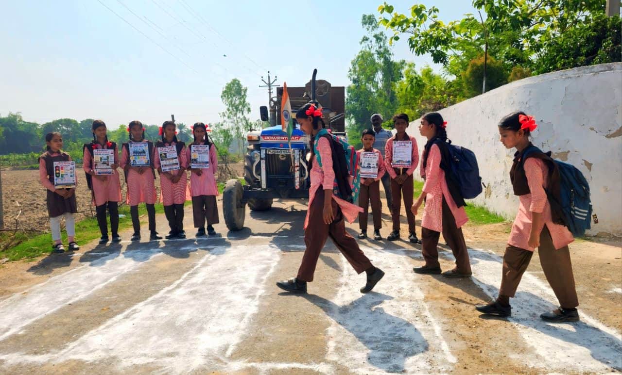फोटो-12- यातायात नियमों के प्रति लोगों को जागरूक करती छात्राएं। स्रोत शिक्षक