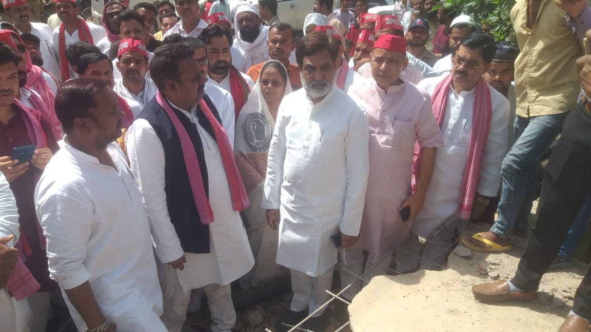 In front of the SP workers who came to listen to the grievances of the city president, the youth accused them of embezzling four lakh rupees.