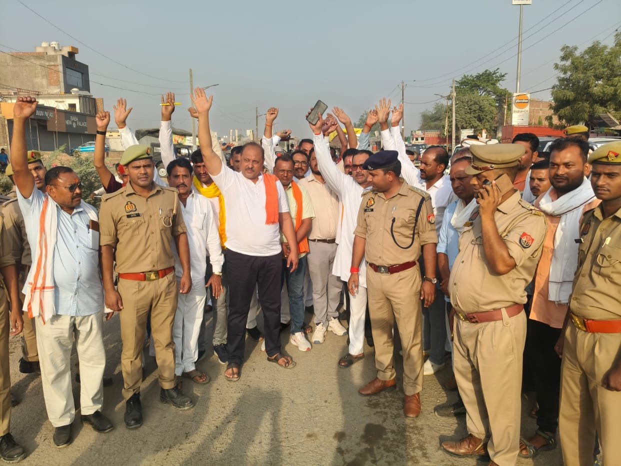 Police stopped village heads going to Lucknow and raised slogans.