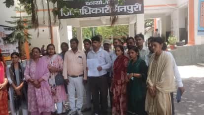 Swachhata Grahis reached DM's court, demanding to repair RRC Center
