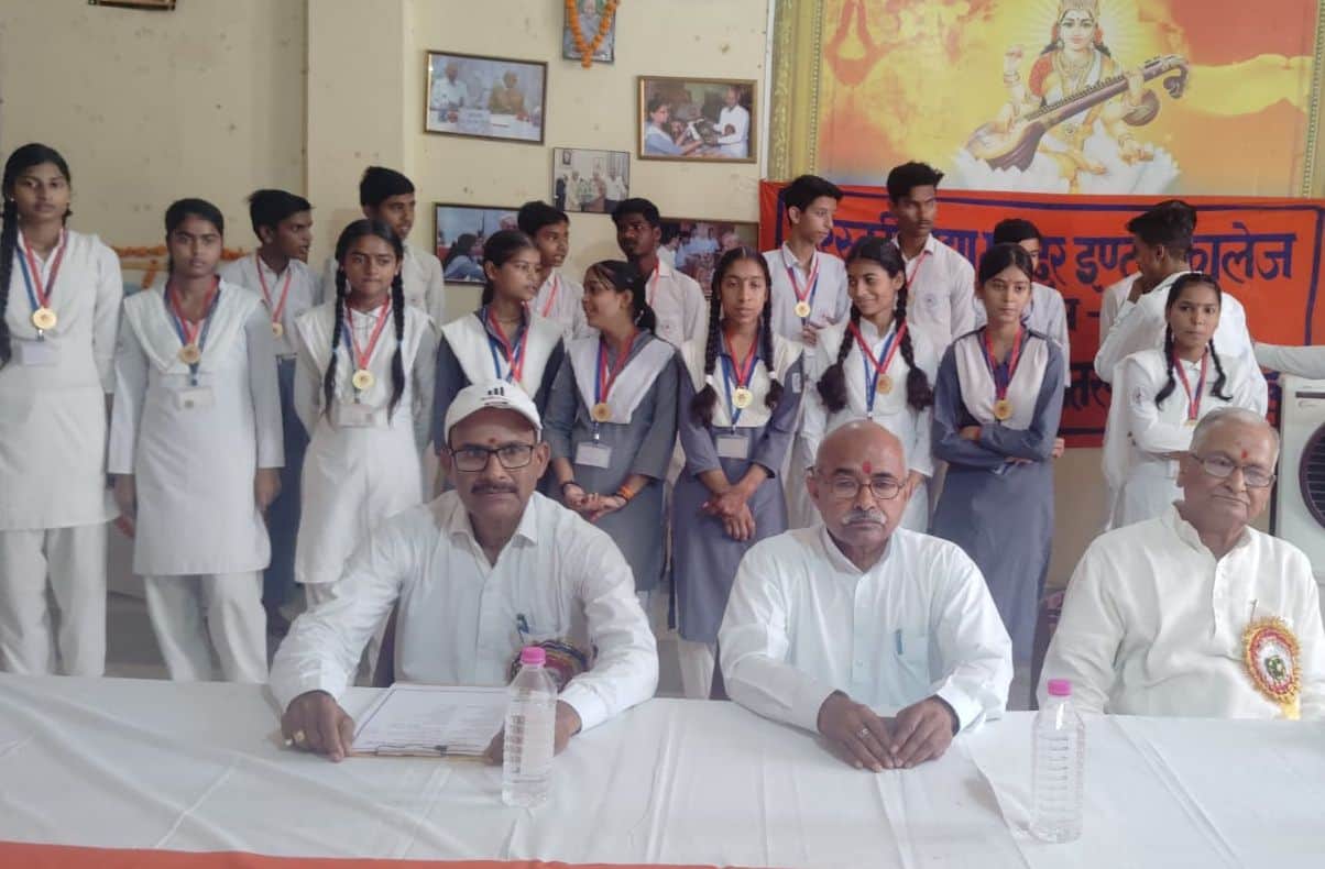 फोटो-5-मेडल व विद्यालय प्रबंधन के साथ पुरस्कृत किए गए छात्र-छात्राएं। स्रोत: शिक्षक