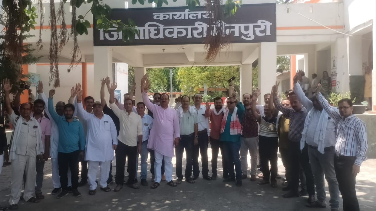 mainpuri news online medicine selling protest