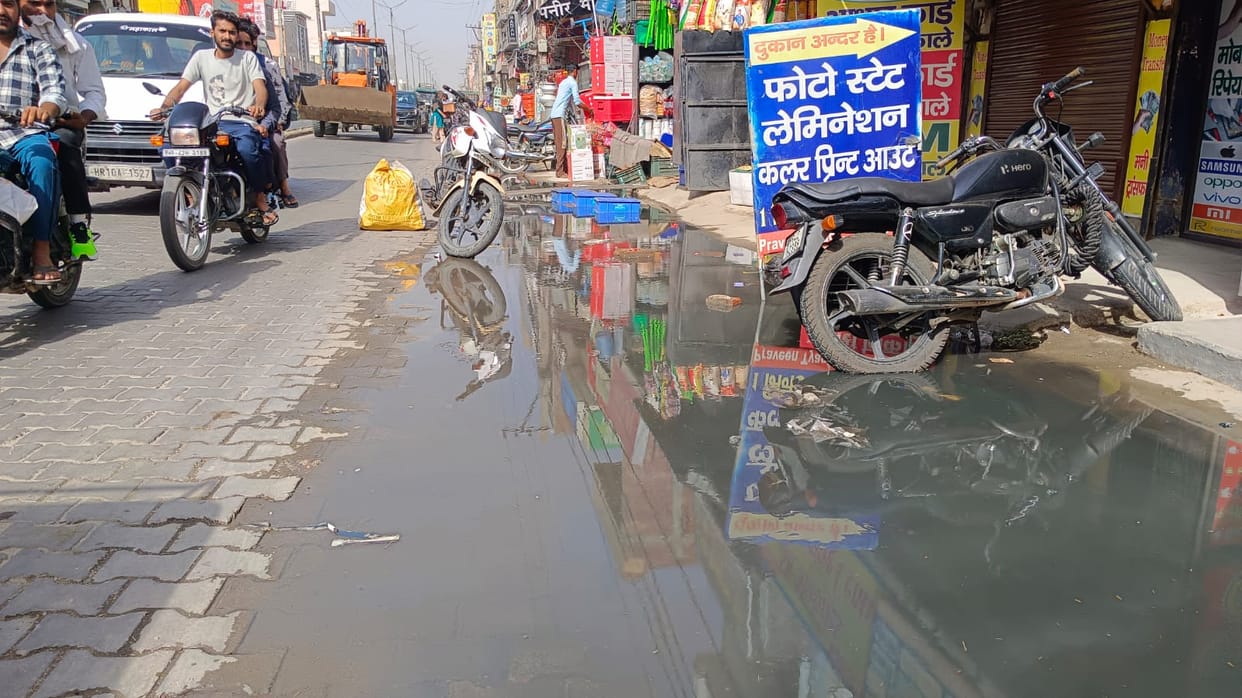 Due to the drains on GT Road not being cleaned, contaminated water accumulated in front of the shops.