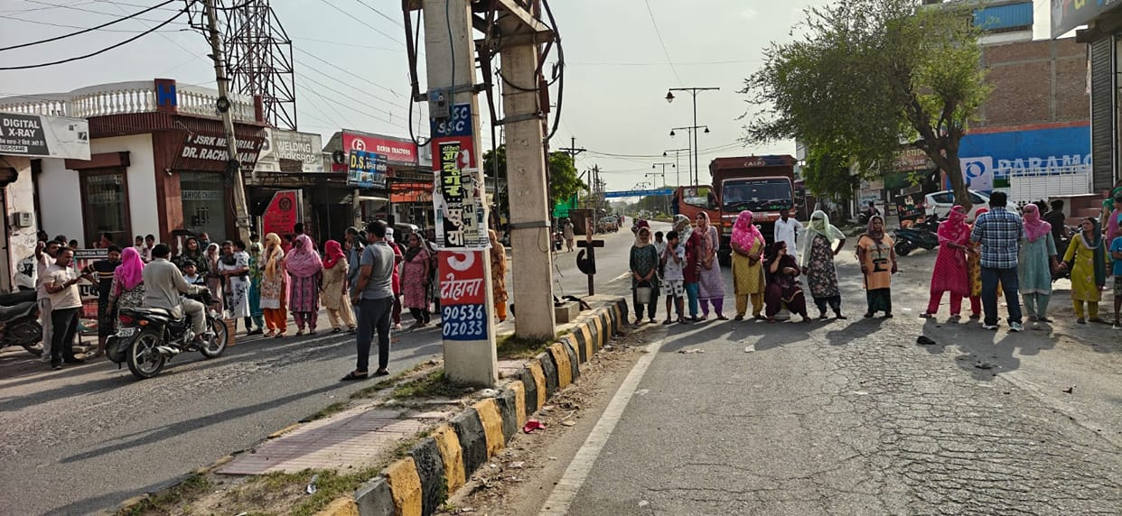 Drinking water and electricity crisis, road blocked for one and a half hours