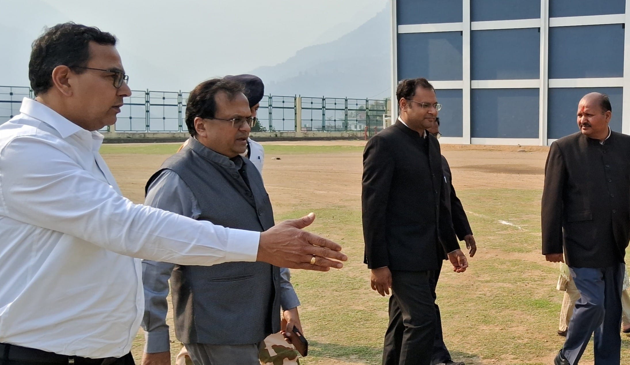 गोपेश्वर खेल मैदान से लोनिवि निरीक्षण भवन के लिए जाते गृह सचिव गोविंद मोहन। संवाद 