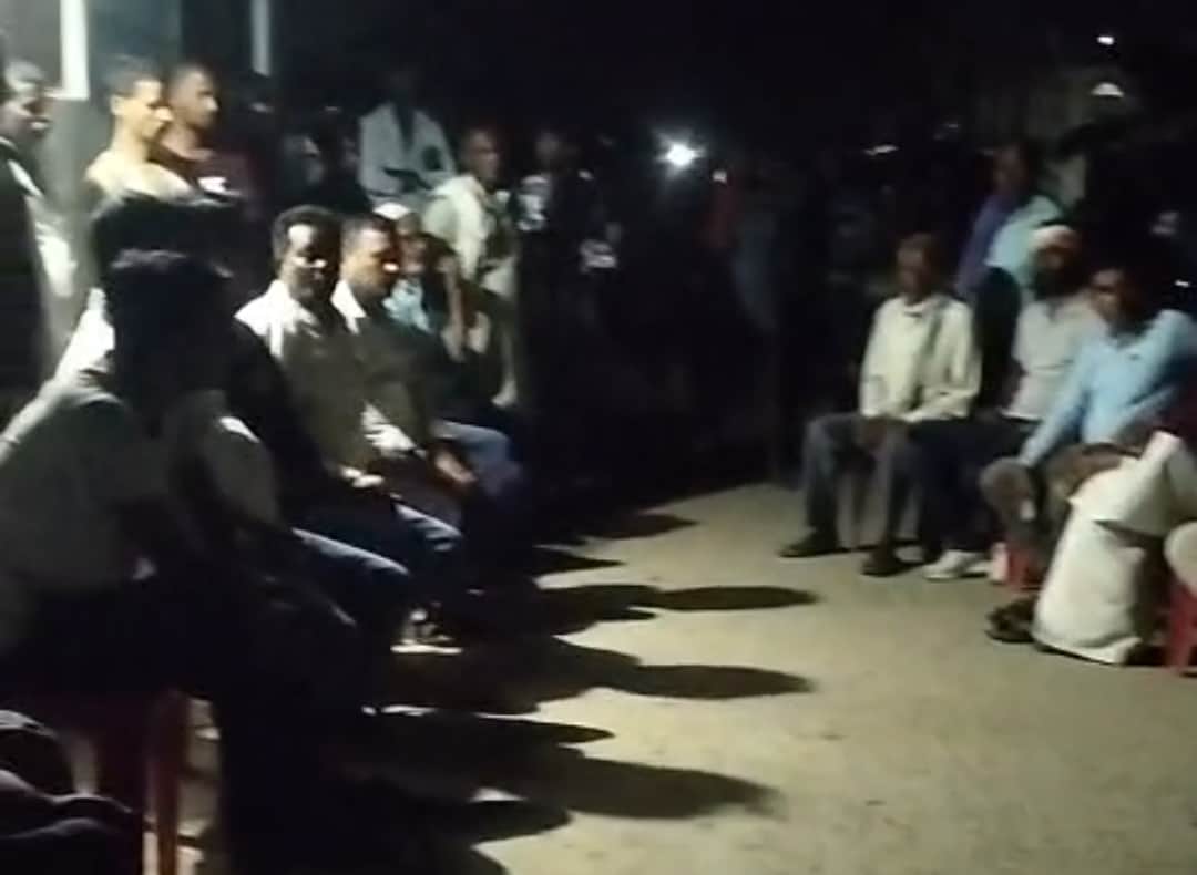 गांव में लोगों को समझाती पुलिस
