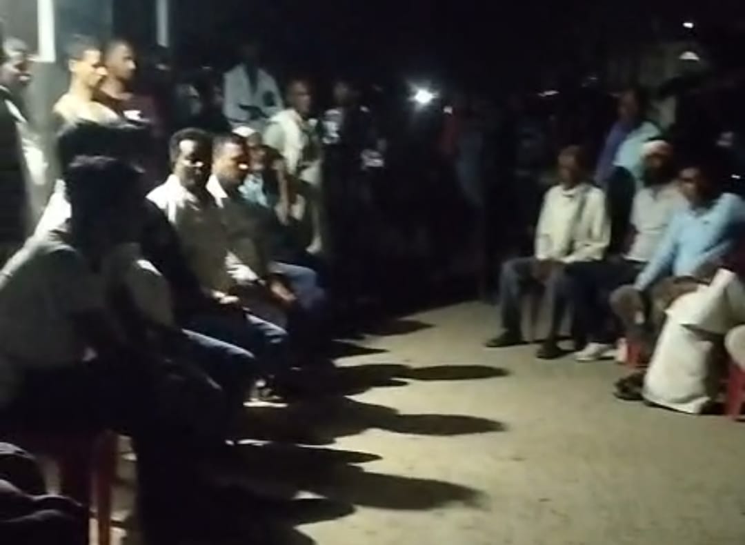 गांव में लोगों को समझाती पुलिस