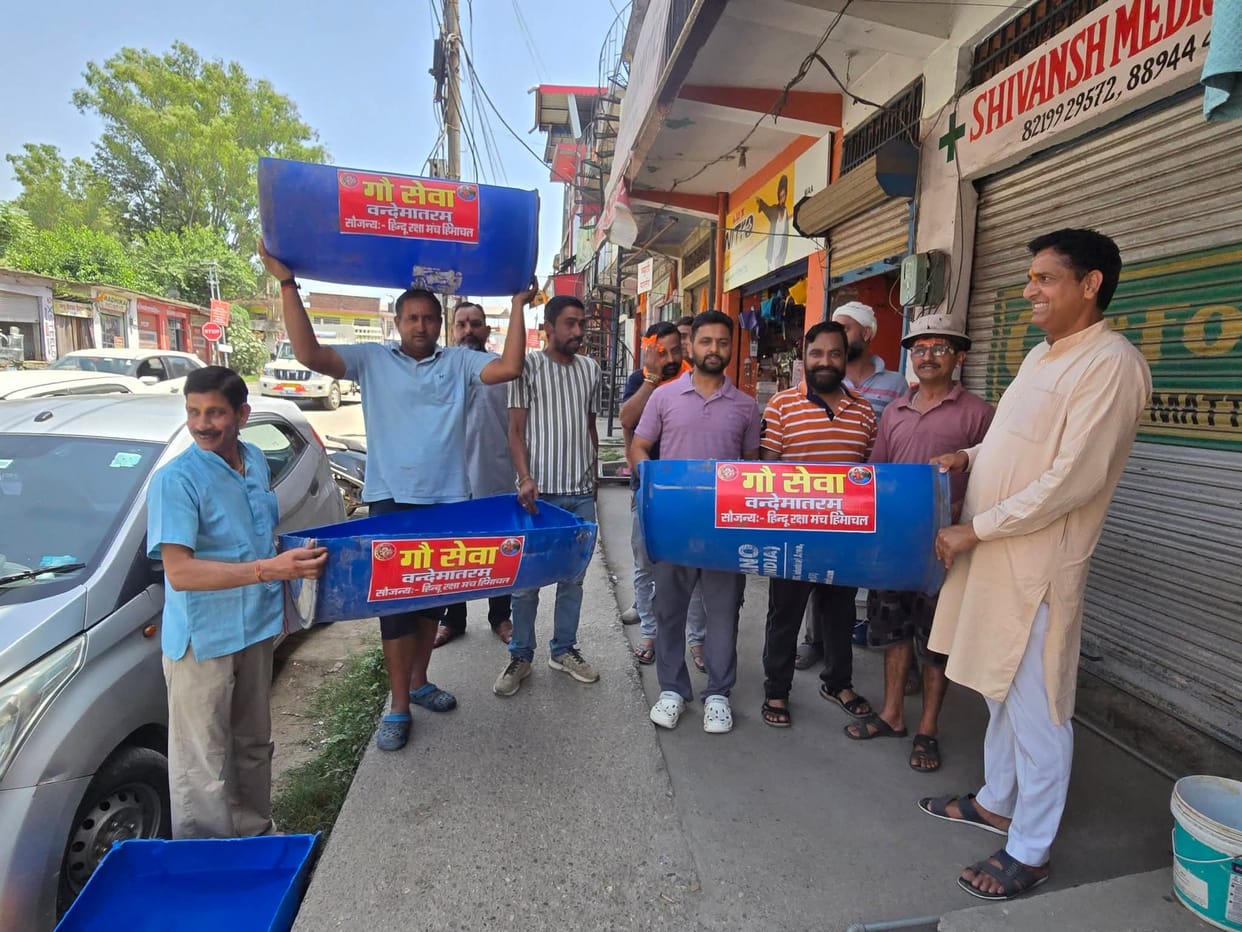Hindu Raksha Manch came forward to help the helpless cattle in the scorching heat.