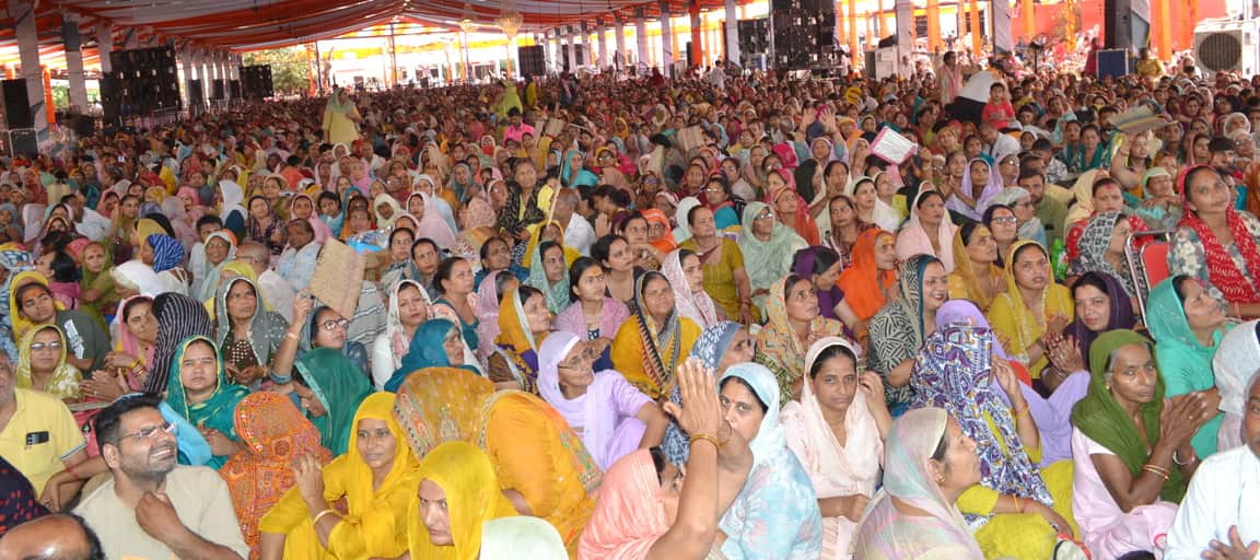 घरौंडा की नई अनाज में चल रही श्री शिव पुराण कथा में प्रवचन सुनते श्रद्धालु। संवाद