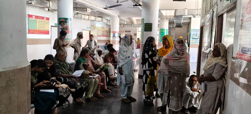 इंद्री नागरिक अस्पताल में ओपीडी के बाहर बैठै मरीज। संवाद