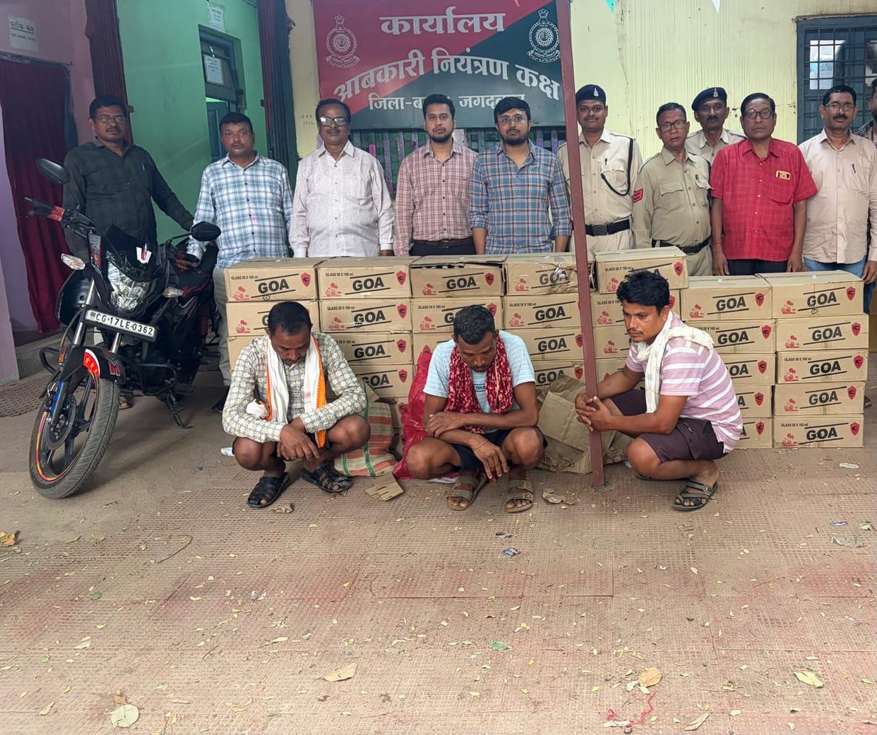 Three smugglers who came to market to sell liquor in Jagdalpur arrested