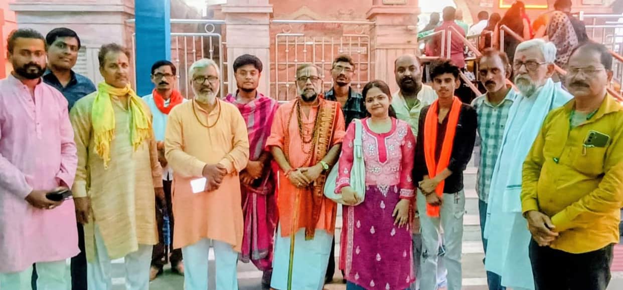 People divided into two groups on the arrival of Swami Avimukteshwarananda