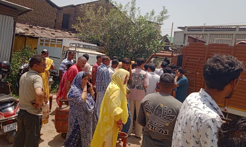 Gas consumers create ruckus, stop gas cylinder vehicle on Sarkaghat road