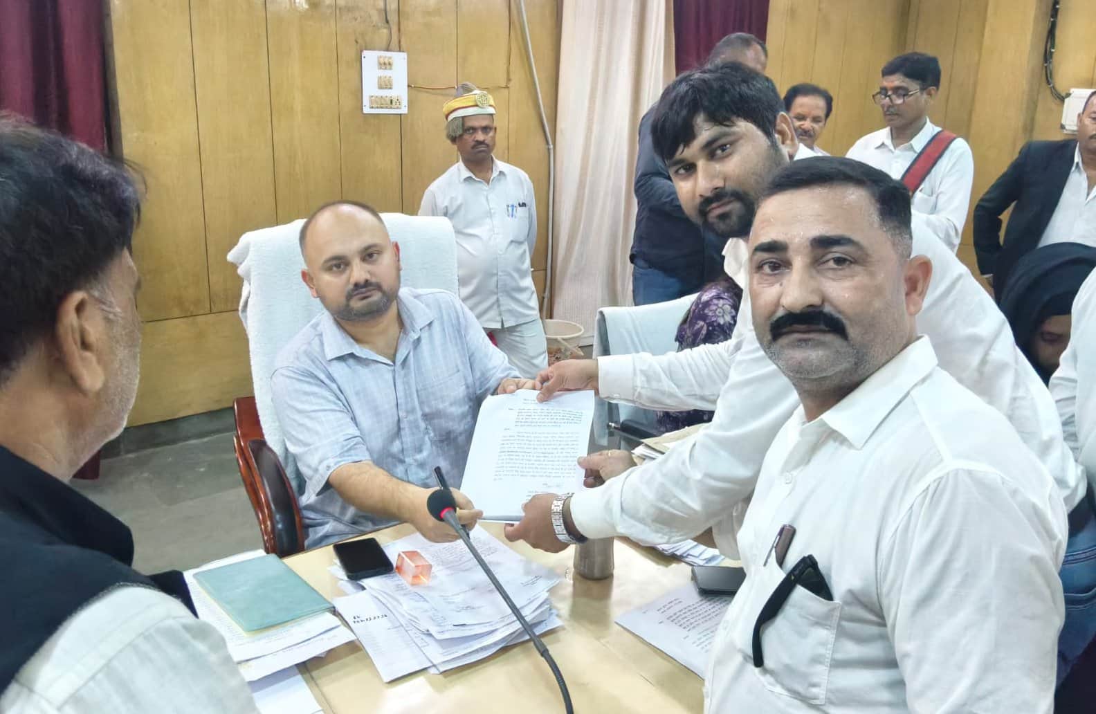 जिलाधिकारी को ज्ञापन देते क्षत्रिय महासभा व जनसत्ता दल के लोग। संगठन
