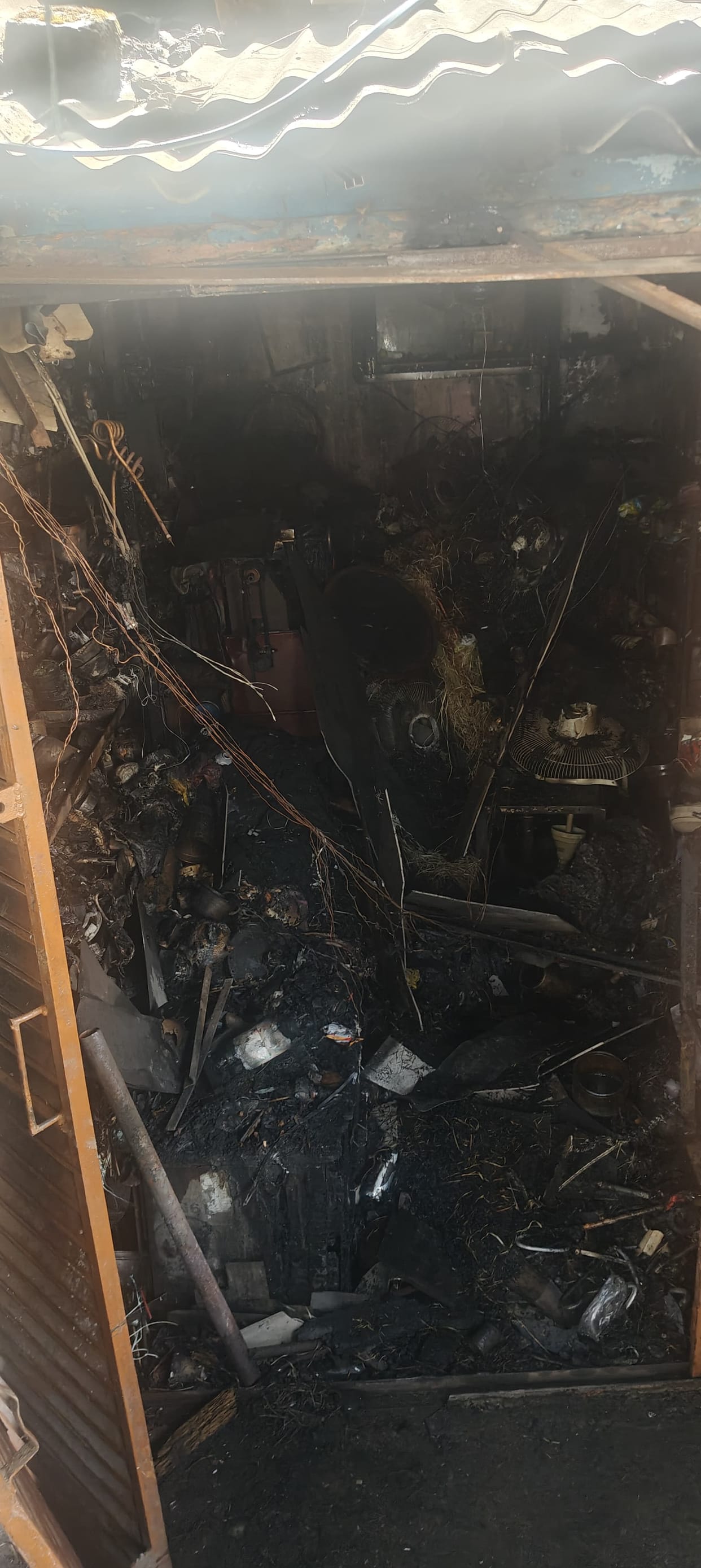 Fire broke out in an electronic shop at midnight, goods worth lakhs burnt