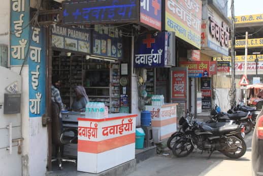 कल्पना चावला मेडिकल काॅलेज के सामने खुली  दवा की दुकानें। संवाद