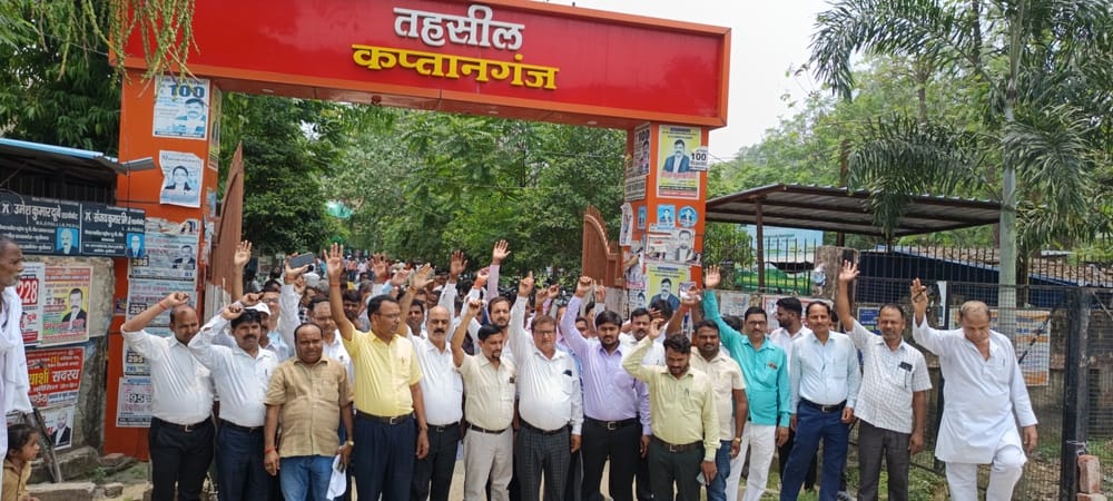 Staging a protest, lawyers submitted a memorandum addressed to the Governor.