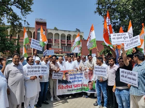 कुरुक्षेत्र। लघु सचिवालय के बाहर विरोध प्रदर्शन करते हुए कांग्रेस पदाधिकारी, विधायक व अन्य कार