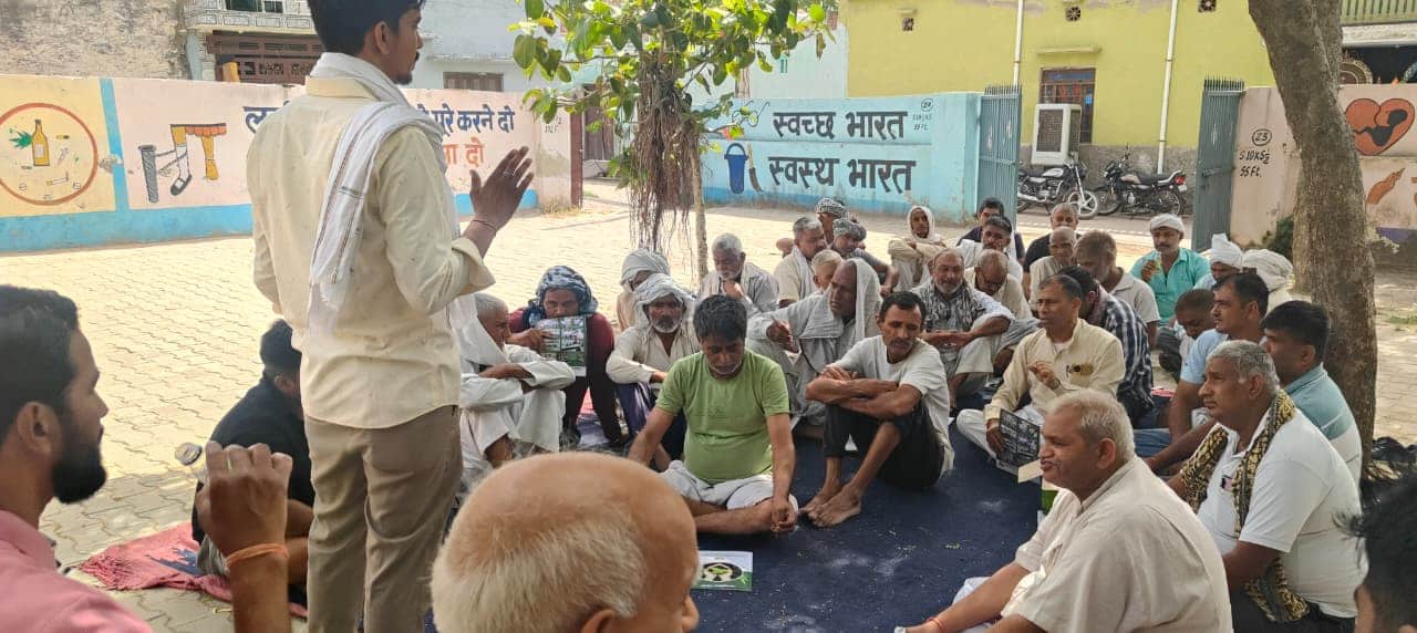 किसानों को खेती के बारे में जानकारी देते कृषि अधिकारी। स्रोत : विभाग