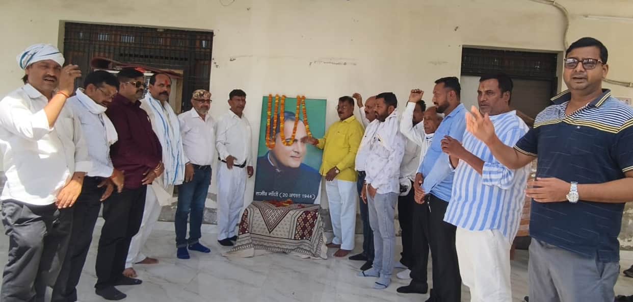 Congressmen paid tribute to the sacrifice of former PM Rajiv Gandhi.