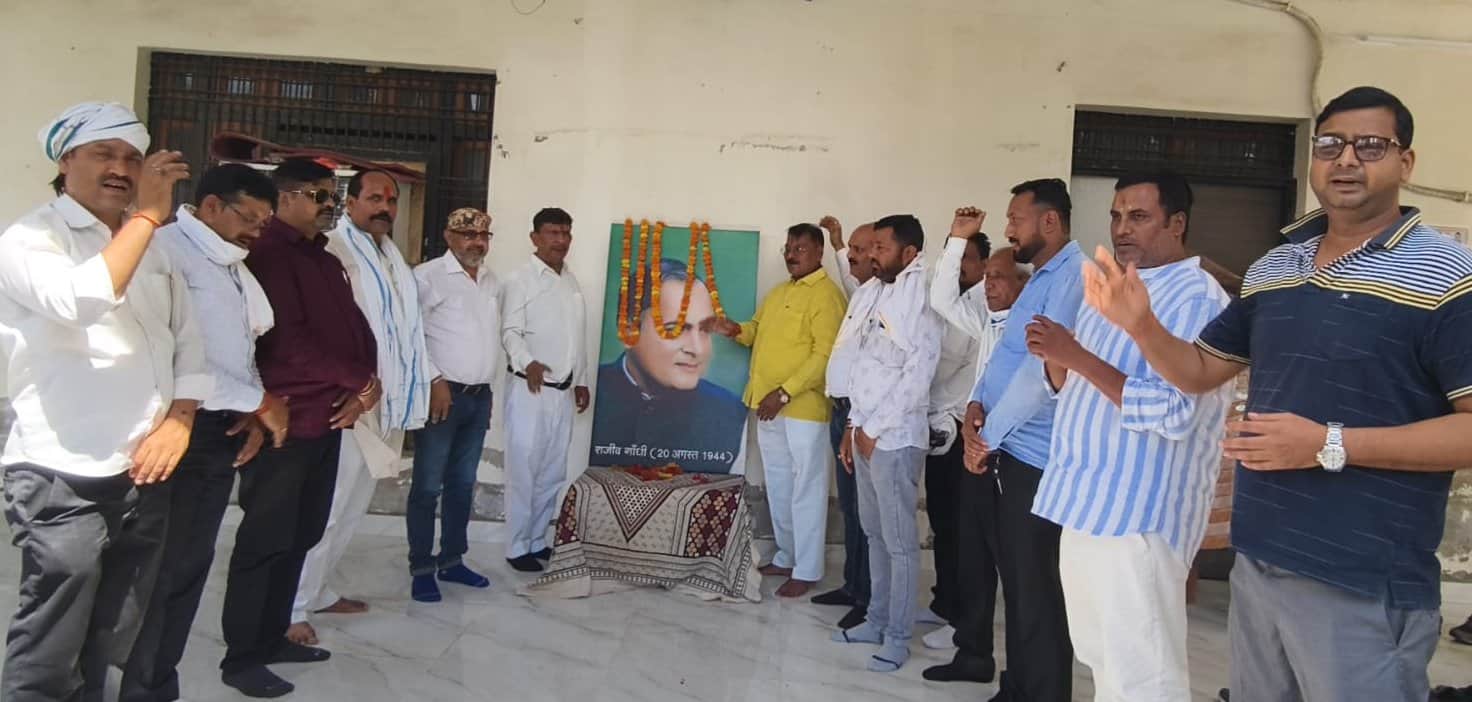 लालगंज में पूर्व प्रधानमंत्री राजीव गांधी की पुण्यतिथि पर उनके चित्र पर पुष्प अर्पित करते कांग्