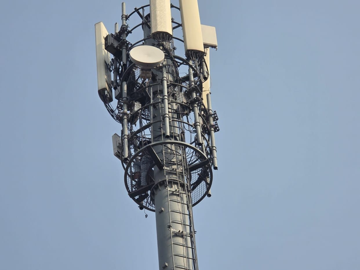 Electrician Climbs Mobile Tower Out of Fear of Going to Jail