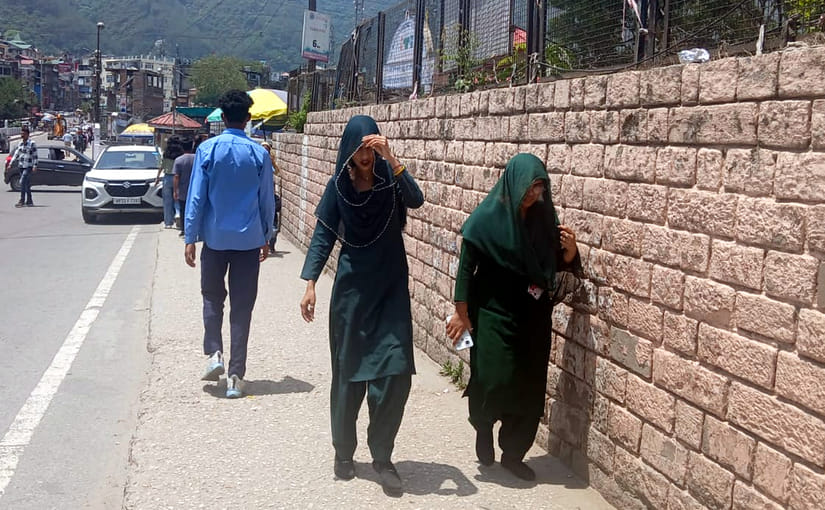 The temperature in Mandi rose by 9 degrees in 10 days.