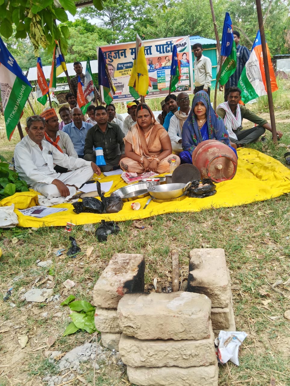 Bahujan Mukti Party protested against the high price of gas cylinders by lighting a stove.
