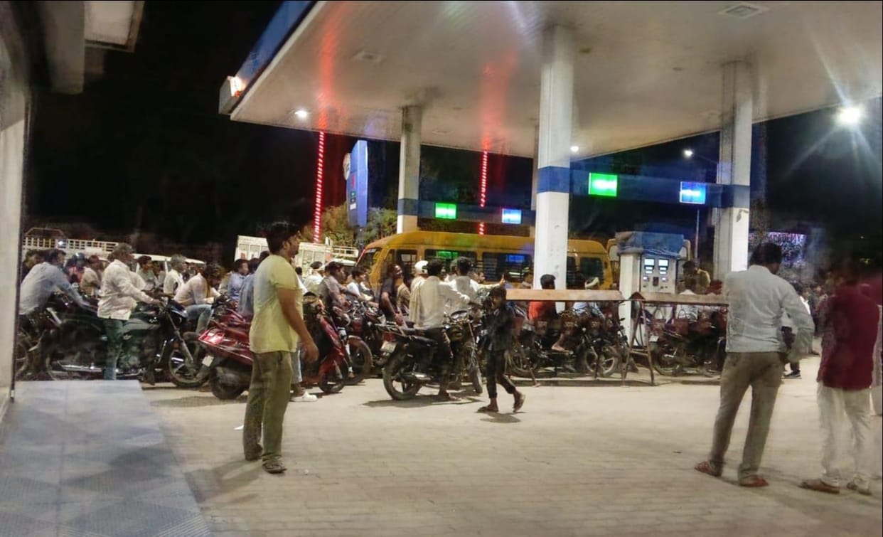 There is no diesel at 11 pumps in Menhdawal, two pumps are dry in Mahuli.