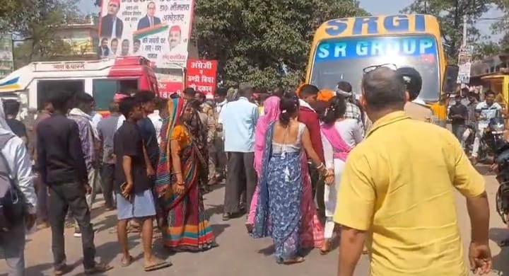 Placing the Married Woman's Body on the Road, Protesters Block Traffic and Stage a Two-Hour Demonstration