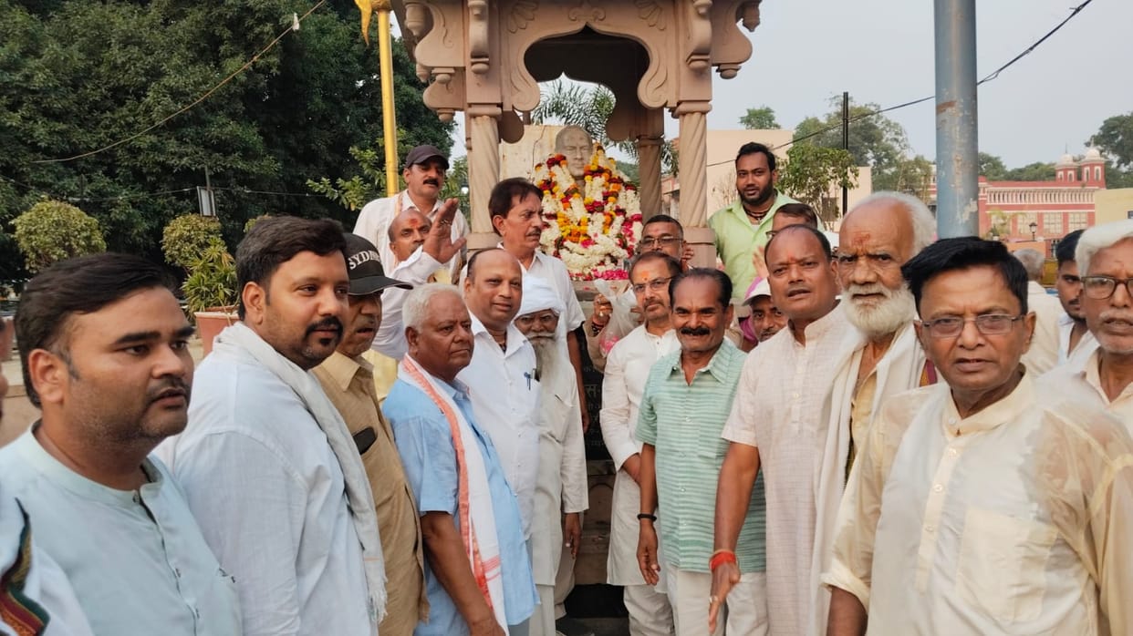 Congressmen pay tribute to former Prime Minister Rajiv Gandhi