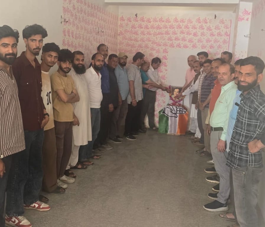 Tribute paid to Rajiv Gandhi in Nerwa