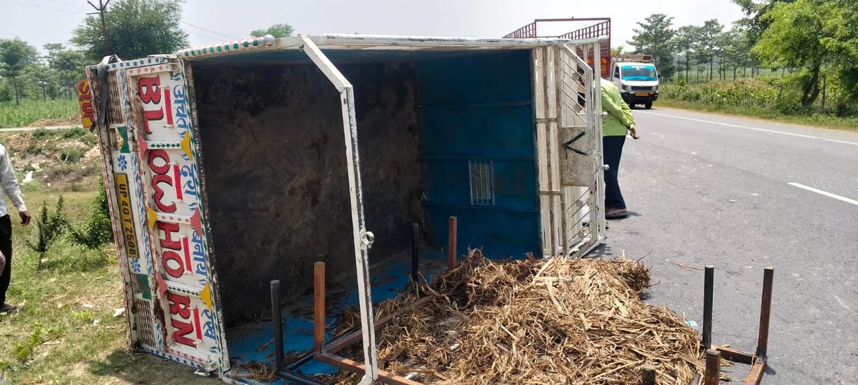 Pickup overturned on the highway near Adlishpur, four people from Bahraich injured