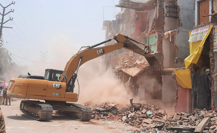 On the 21st day, bulldozers raided 20 shops and houses