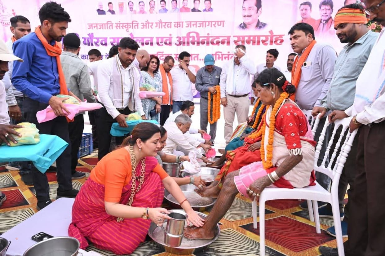 200 Tribals Return to Their Original Faith in Kabirdham MLA Bhavna Bohra Welcomes