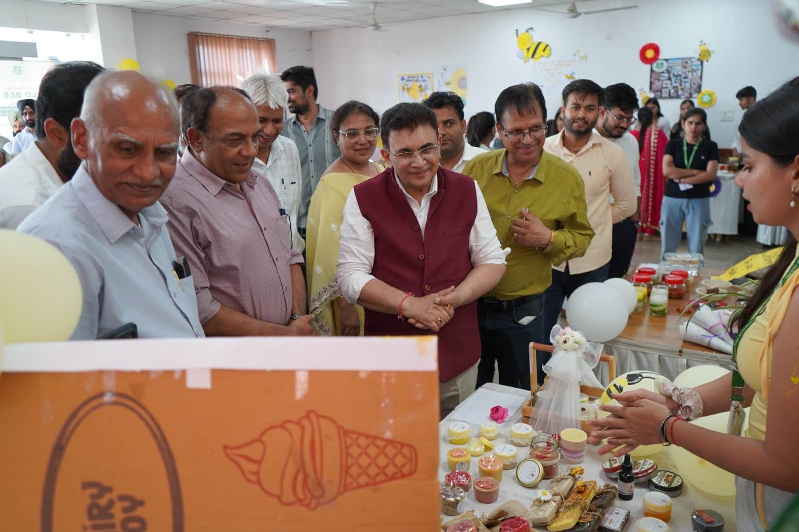 प्रदर्शनी का अवलोकन करते कुलपति प्रो सुरेश मल्होत्रा संस्थान