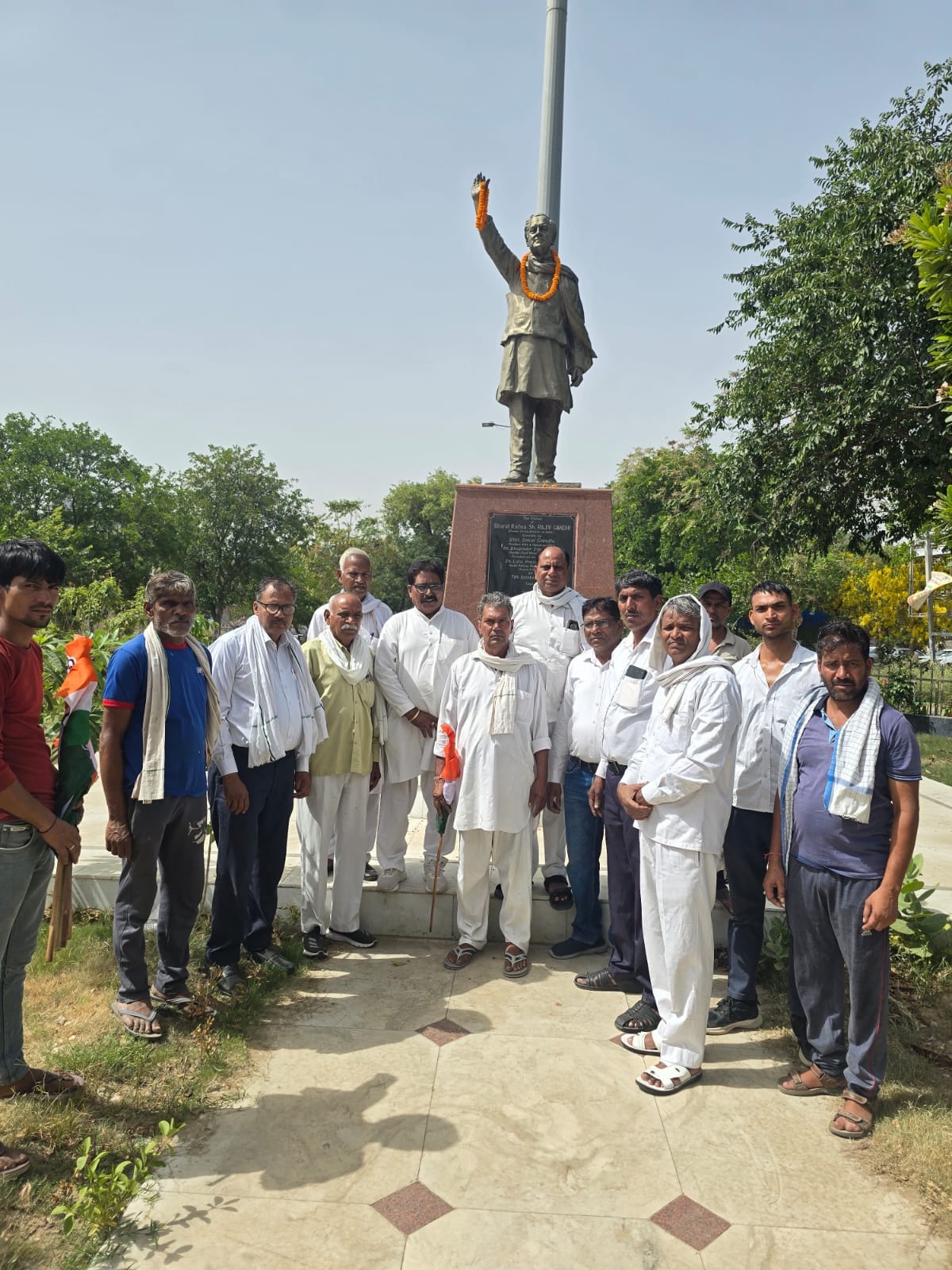 Congress workers pay tribute to Rajiv Gandhi
