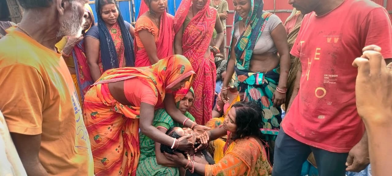 रोते बिलखते परिजन