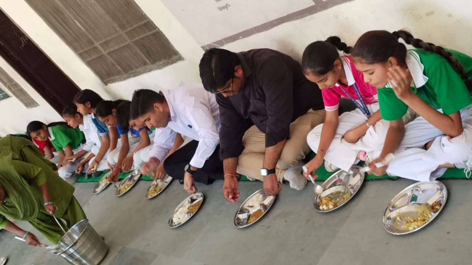 स्कूल पहुंचे एसडीएम, बच्चों के साथ चखा मिड डे मील